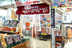 在札幌場外交易市場的海鮮土特產店北的漁場免費接送班車運行時